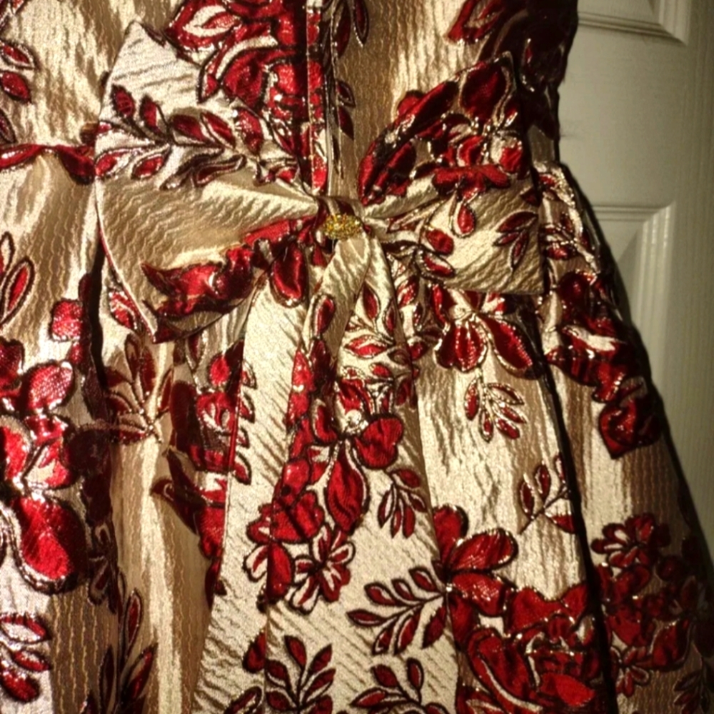 Dresses - Picture 3 of 4